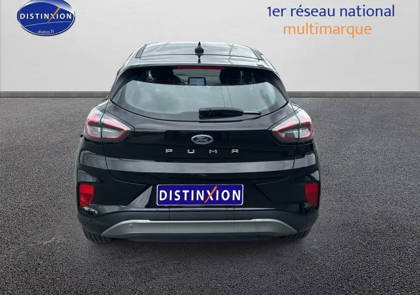 Vue arrière d'une Ford Puma noire 2023 avec feux LED et logo distinctif sur fond neutre.
