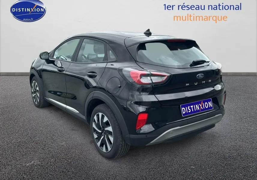 Vue 3/4 arrière droite d'un Ford Puma noir 2023 avec feux LED et jantes alliage distinctives.