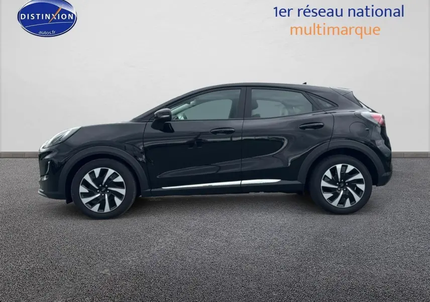 Ford Puma noir vue de profil côté gauche sur fond neutre avec jantes bicolores et lignes fluides.