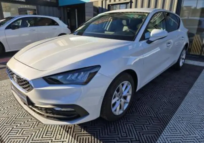 SEAT Leon IV blanche vue en 3/4 avant droit, avec phares LED et jantes alliage 16 pouces.