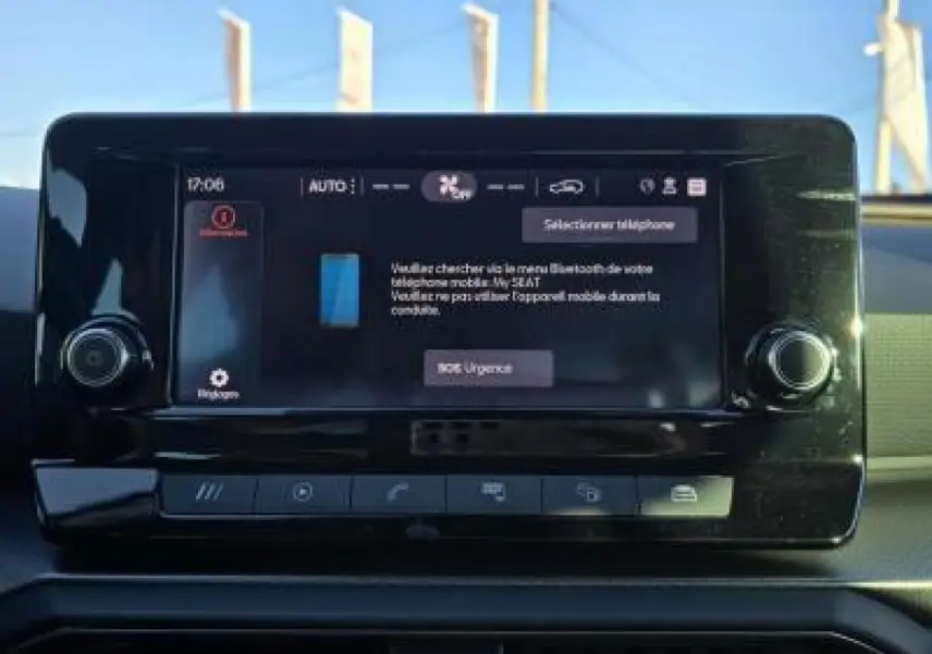 Écran tactile central du tableau de bord de la SEAT LEON blanc, affichant la connexion Bluetooth au téléphone.
