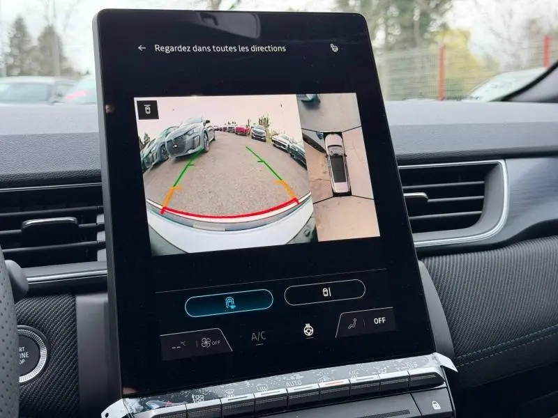 Vue intérieure du tableau de bord du Renault Captur 2026, écran tactile affichant la caméra de recul avec vue arrière et vue 360° du véhicule gris Rafale/Noir Etoilé.