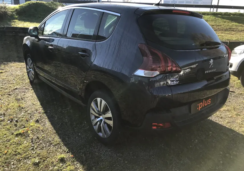 Peugeot 3008 Business bleu Bourrasque vue en 3/4 arrière droit, avec feux arrière caractéristiques et jantes alliage.