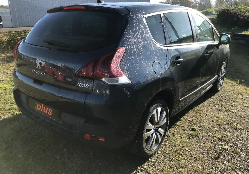 Vue 3/4 arrière droite d'un Peugeot 3008 Business bleu Bourrasque avec feux arrière caractéristiques et jantes alliage.