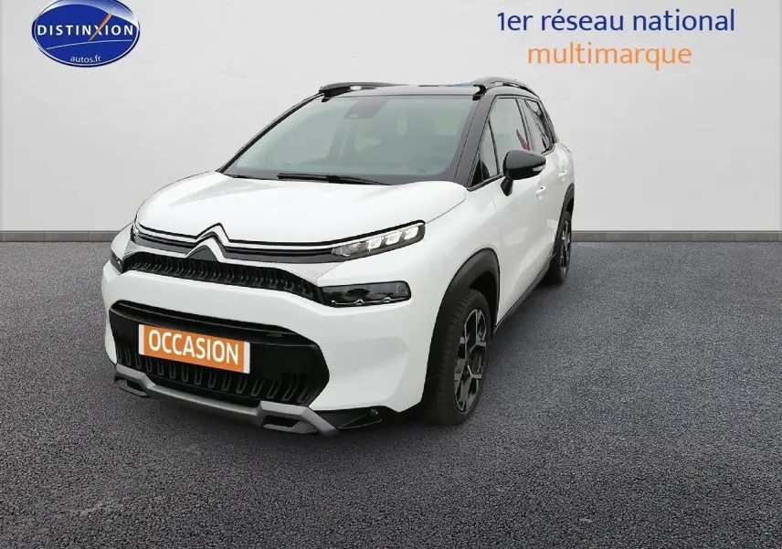 Citroën C3 Aircross blanc polar en 3/4 avant droit, avec toit noir et jantes alliage bi-ton.