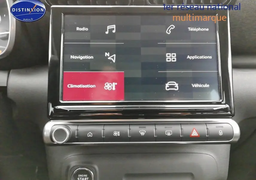 Vue rapprochée de la console centrale tactile du Citroën C3 Aircross blanc polar, affichant le menu climatisation.