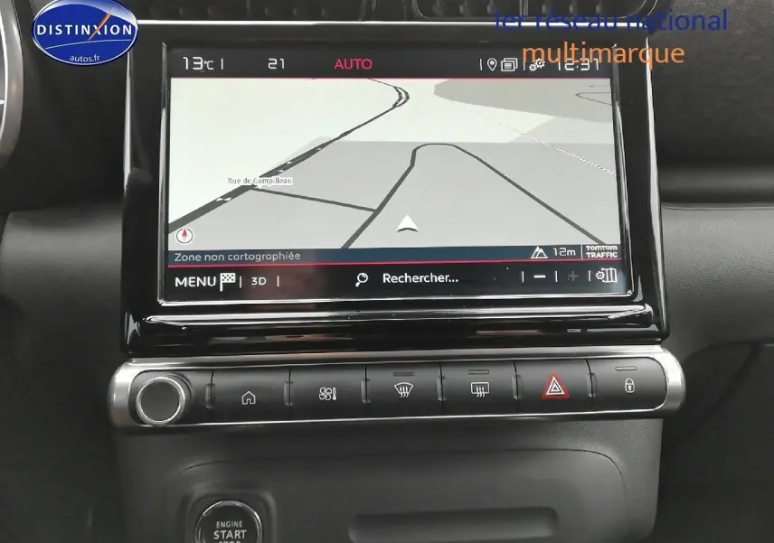 Vue rapprochée de l’écran tactile central du Citroën C3 Aircross blanc Polar avec affichage GPS et commandes climatisation.