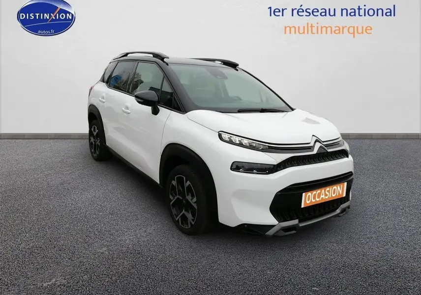 Citroën C3 Aircross blanc polar en 3/4 avant droit, toit noir et jantes noires distinctives.