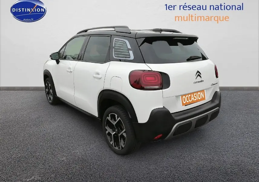 Citroën C3 Aircross blanc polar en 3/4 arrière droit, toit noir et feux arrière au design carré lumineux.