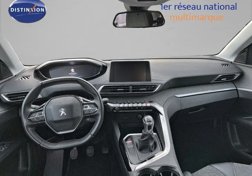 Intérieur du Peugeot 3008 Cooper Metal 2019, vue avant sur le tableau de bord et la boîte manuelle.