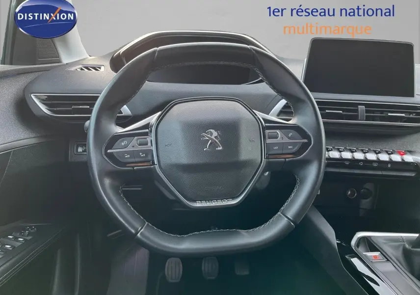 Vue centrée sur le volant cuir noir du Peugeot 3008 2019 avec tableau de bord et écran tactile visible.