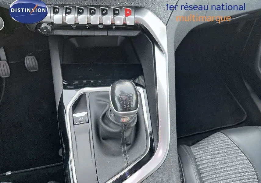 Gros plan sur la console centrale d'un Peugeot 3008 Cooper Metal 2019, mettant en valeur le levier de vitesse manuel et les commandes.