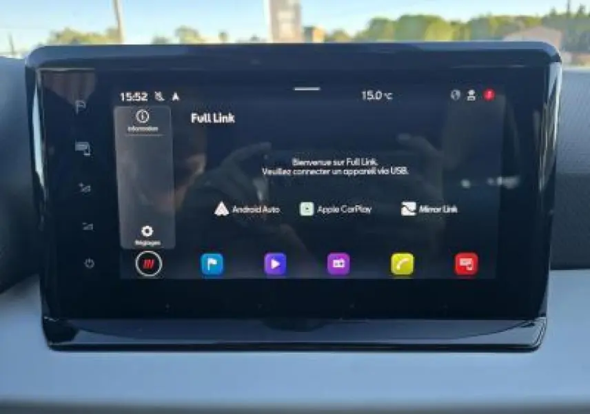 Écran tactile central du système MediaSystem+ de la SEAT Arona 2024 affichant l'interface Full Link.