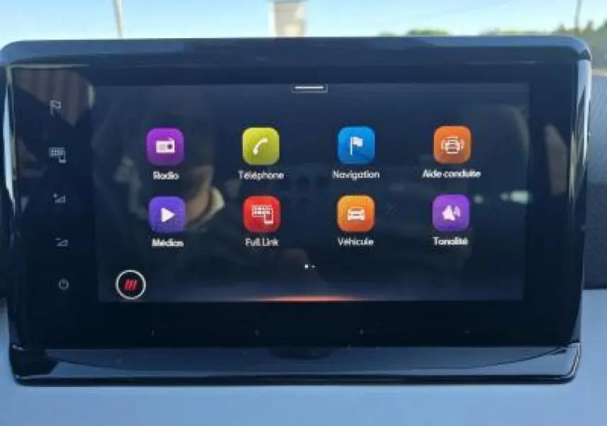 Écran tactile central du SEAT Arona 2024 affichant les icônes de navigation, radio et aide conduite.