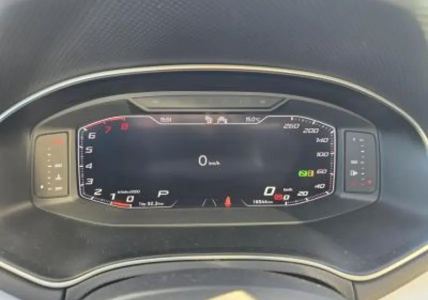 Gros plan sur le combiné d'instruments digital 8" du tableau de bord de la SEAT Arona 2024, finition Style Pack Spring.