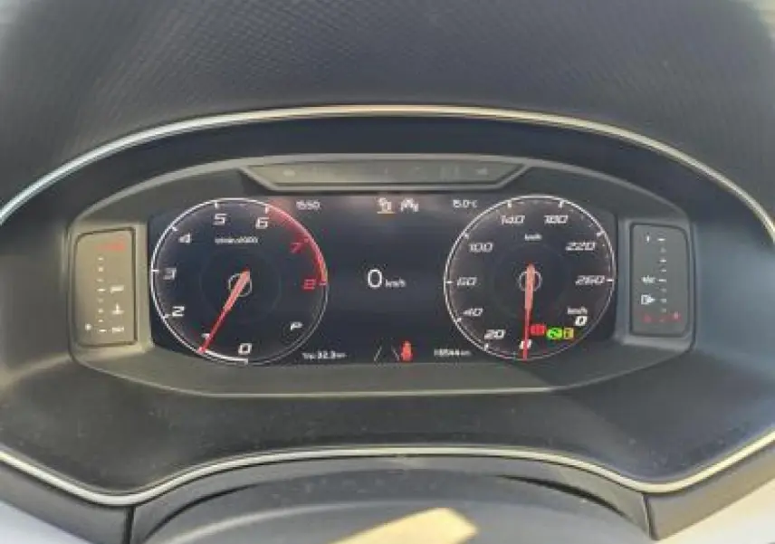 Combiné d'instruments digital 8" du tableau de bord du SEAT Arona 2024, affichant vitesse et compte-tours.