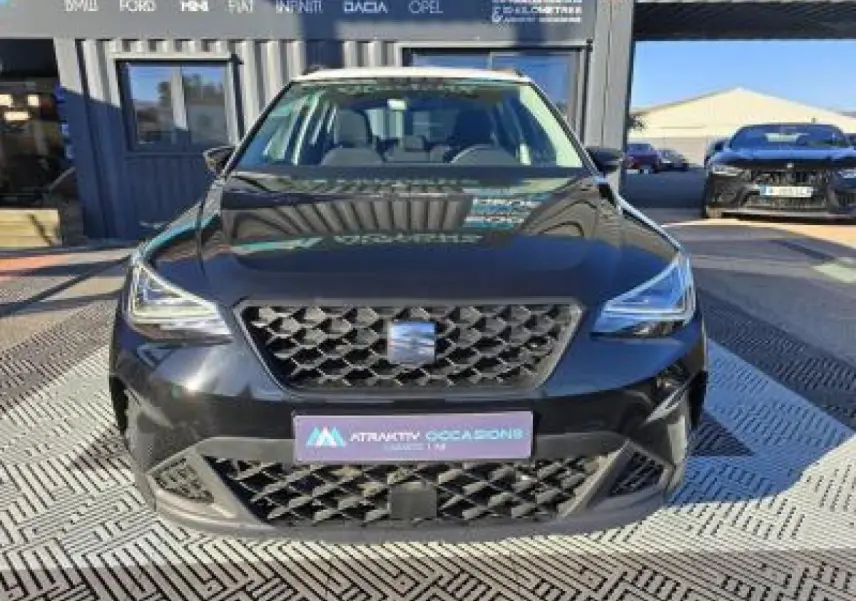 Vue frontale d'un SEAT Arona noir minuit avec calandre hexagonale et phares LED marqués.