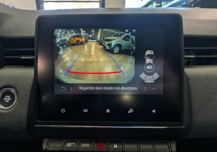 Écran central montrant la caméra de recul active sur Renault Clio V Gris Rafale, vue intérieure du tableau de bord.