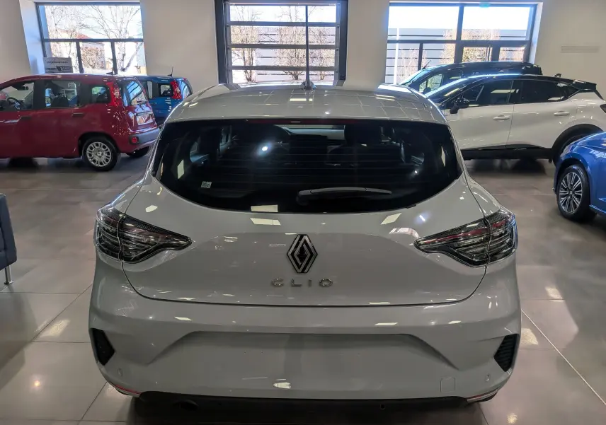 Vue arrière d'une Renault Clio V gris Rafale 2025 avec feux LED et caméra de recul visible en intérieur showroom.
