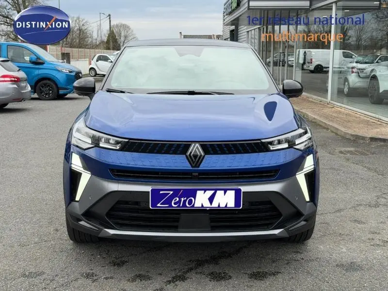 Vue avant du Renault Captur 1.8 E-Tech hybride 2026 en Bleu Iron avec détails noirs et éclairage LED distinctif.