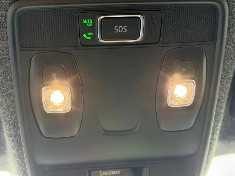 Gros plan sur le plafonnier intérieur avec éclairages allumés et bouton SOS du Renault Captur 1.8 E-Tech hybride 2026.