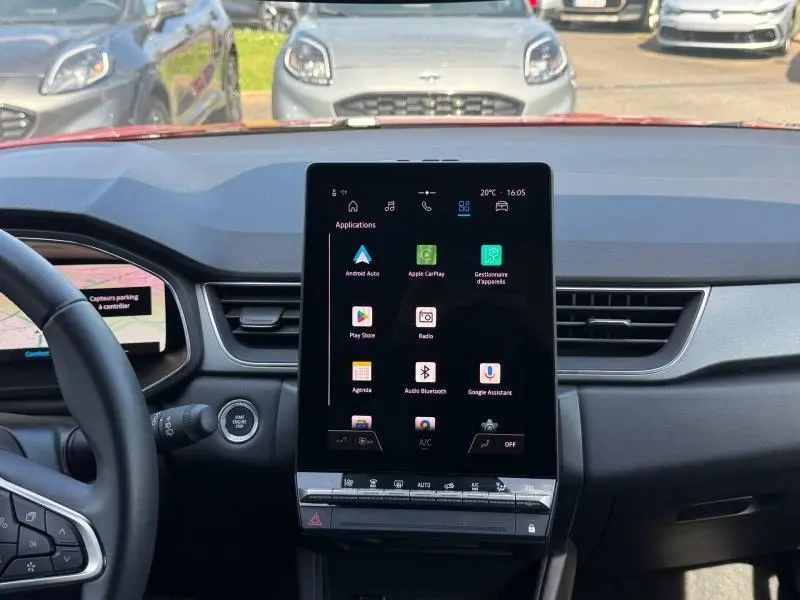 Vue intérieure du tableau de bord du Renault Captur 2025 avec écran tactile central et volant multifonction partiel visible.