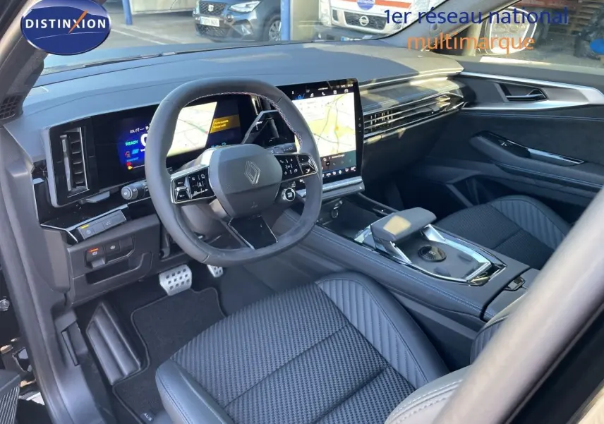 Vue intérieure côté conducteur du Renault Austral E-Tech Full Hybrid 2026, tableau de bord numérique et sièges cuir gris noir.