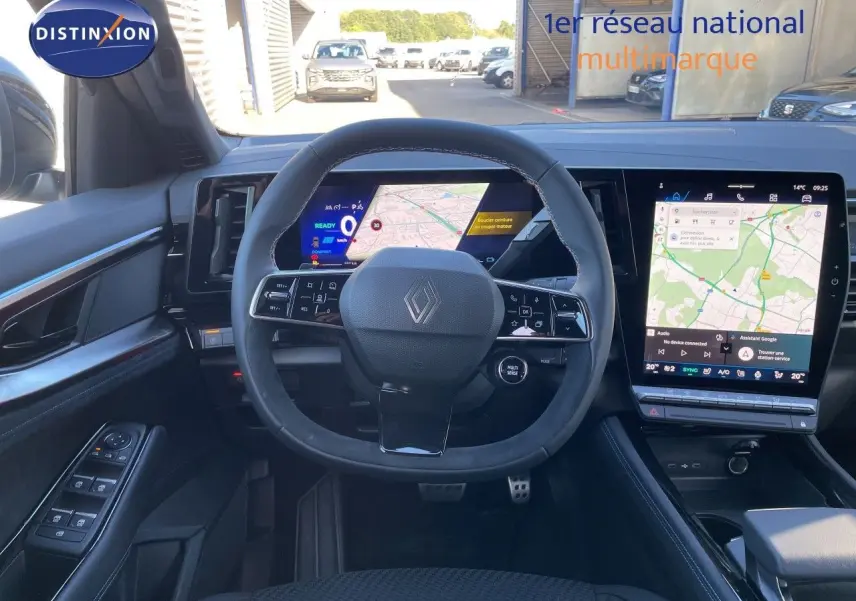 Vue intérieure centrée sur le volant et les écrans numériques du Renault Austral noir étoile métal, tableau de bord moderne.
