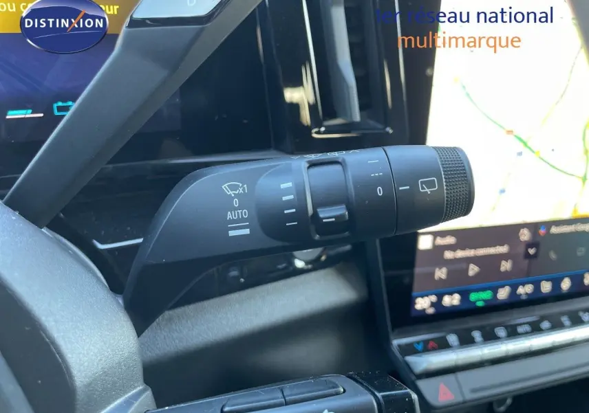 Gros plan sur la commande d'essuie-glace à gauche du volant dans l'habitacle noir du Renault Austral 2026.
