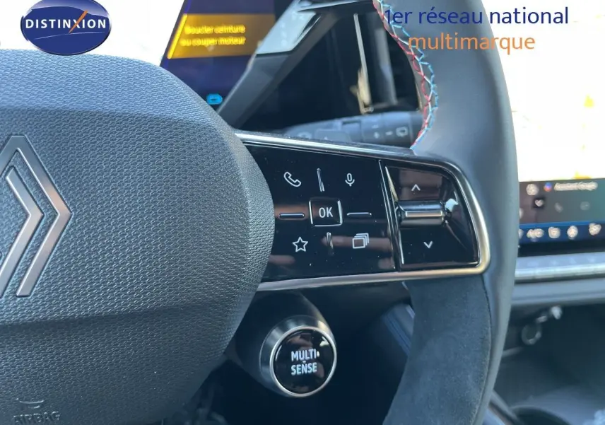Gros plan sur le volant noir du Renault Austral E-Tech 2026, avec commandes intégrées et bouton Multi-Sense visible.