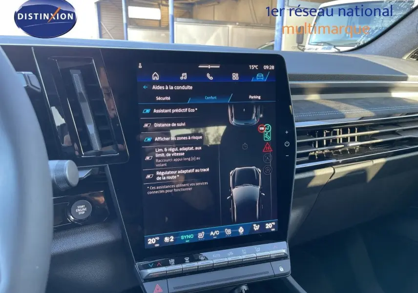 Vue intérieure du tableau de bord du Renault Austral E-Tech hybride 2026, écran tactile central affichant les aides à la conduite.