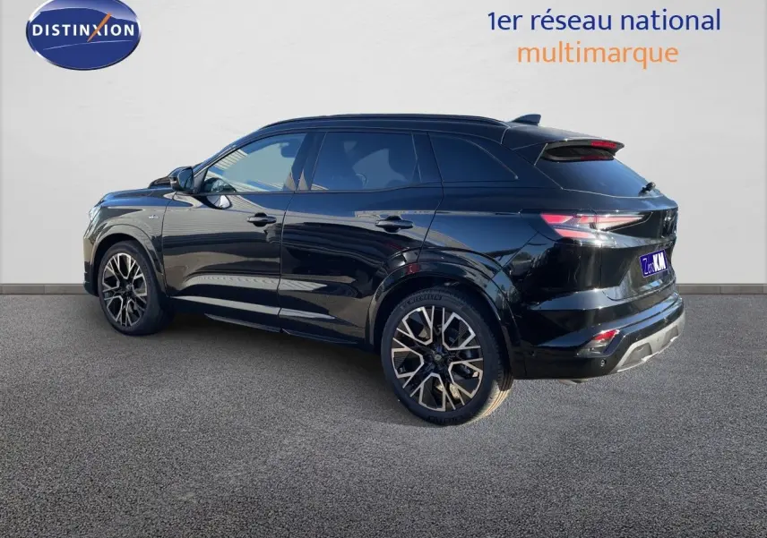 Vue 3/4 arrière droite du Renault Austral noir étoile métal avec jantes alliage et toit noir brillant.