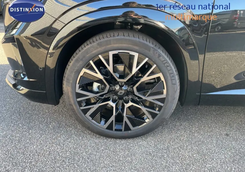 Gros plan sur la roue avant droite noire étoile métal du Renault Austral E-Tech Full Hybrid 200 Esprit Alpine 2026.