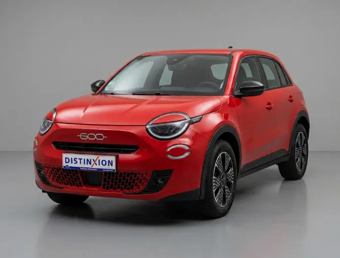 Vue 3/4 avant d'une FIAT 600 T-Gen 3 rouge 2025 avec phares ronds et jantes noires distinctives.