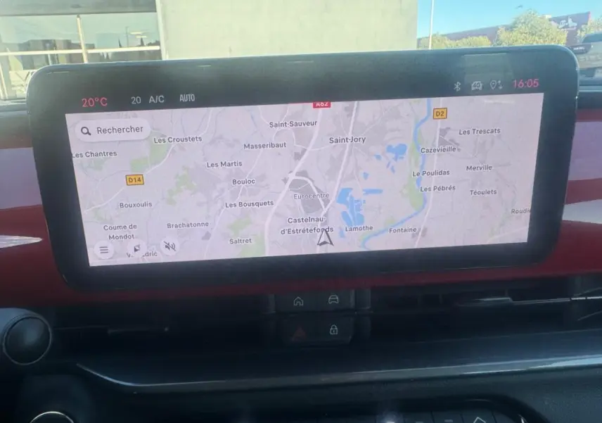 Écran tactile central affichant la navigation GPS dans l’habitacle rouge du Fiat 600 T-Gen 3 2025.
