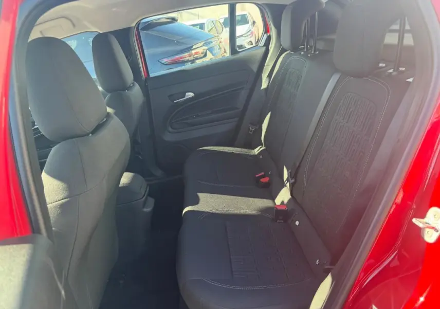 Vue intérieure arrière côté droit du Fiat 600 rouge 2025, montrant les sièges arrière en tissu noir avec motifs distinctifs.