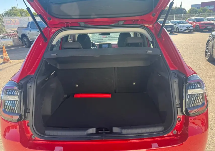 Coffre ouvert vu de l'arrière d'une FIAT 600 rouge 2025, avec banquette arrière et feux arrière distinctifs visibles.