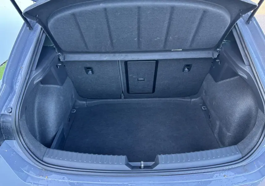 Coffre ouvert vu de l'arrière d'une CUPRA Leon 2024 gris Graphene, montrant un espace de chargement propre et spacieux.