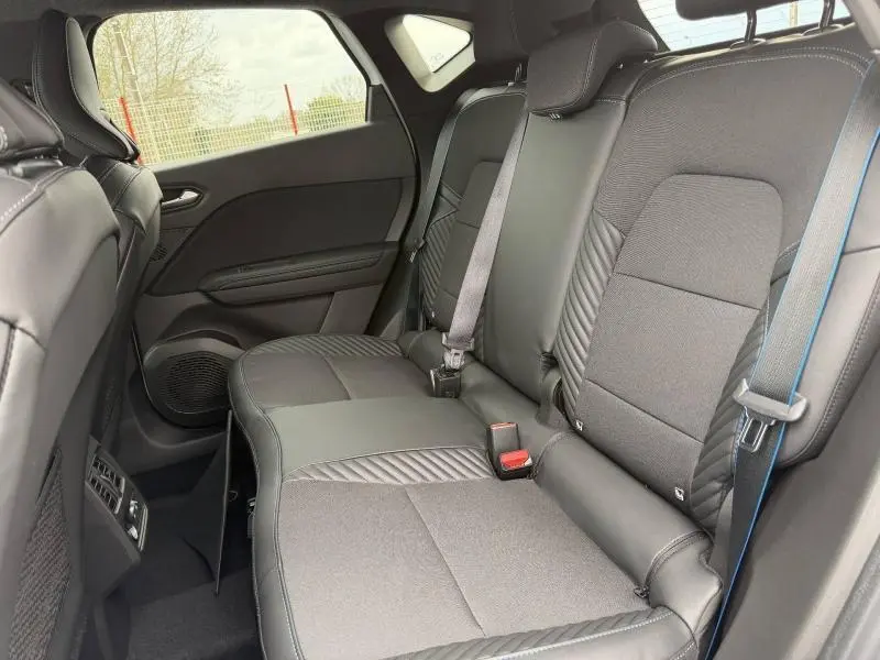 Vue intérieure côté droit des sièges arrière en textile et TEP noir avec surpiqûres bleues du Renault Captur 2026 esprit Alpine.