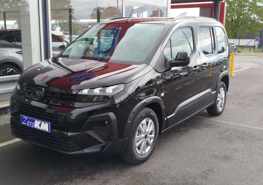 Peugeot Rifter noir Perla Nera en 3/4 avant droit, avec calandre distinctive et jantes argentées.