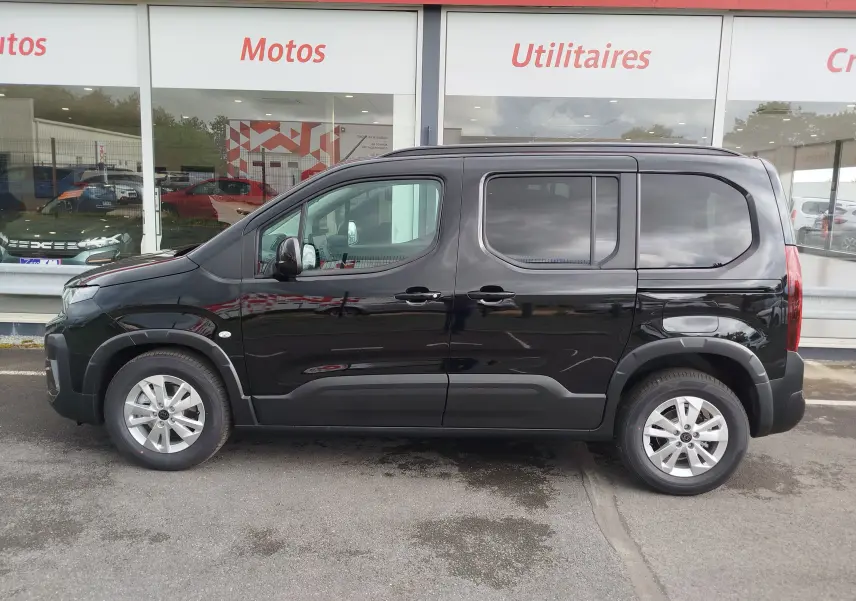 Vue latérale droite d’un Peugeot Rifter noir Perla Nera, mettant en valeur ses lignes compactes et ses jantes alliage.