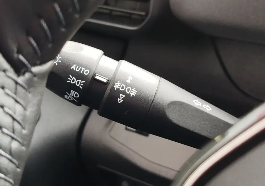 Gros plan sur la manette de commande des feux et clignotants du Peugeot Rifter noir Perla Nera, version 2026.
