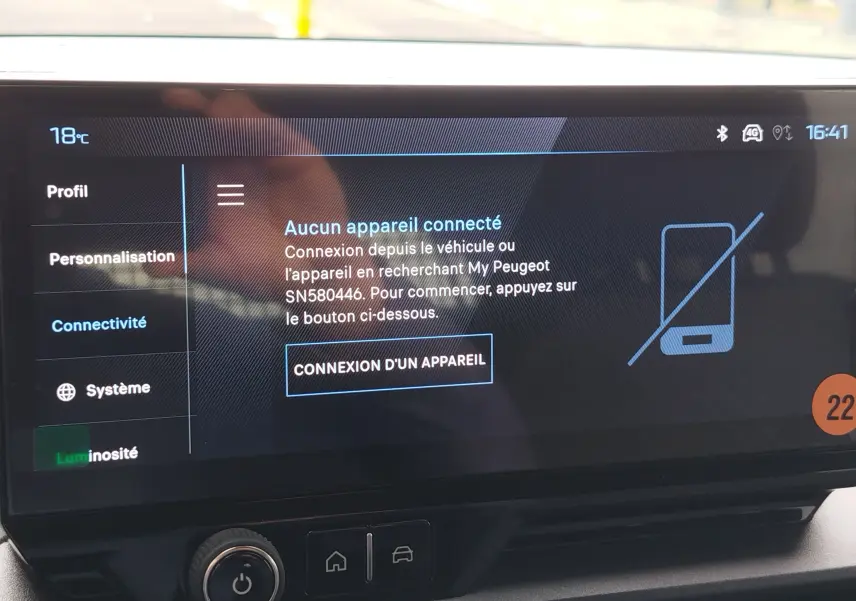 Écran tactile central du Peugeot Rifter 2026 affichant le menu connectivité sans appareil connecté, interface en français.