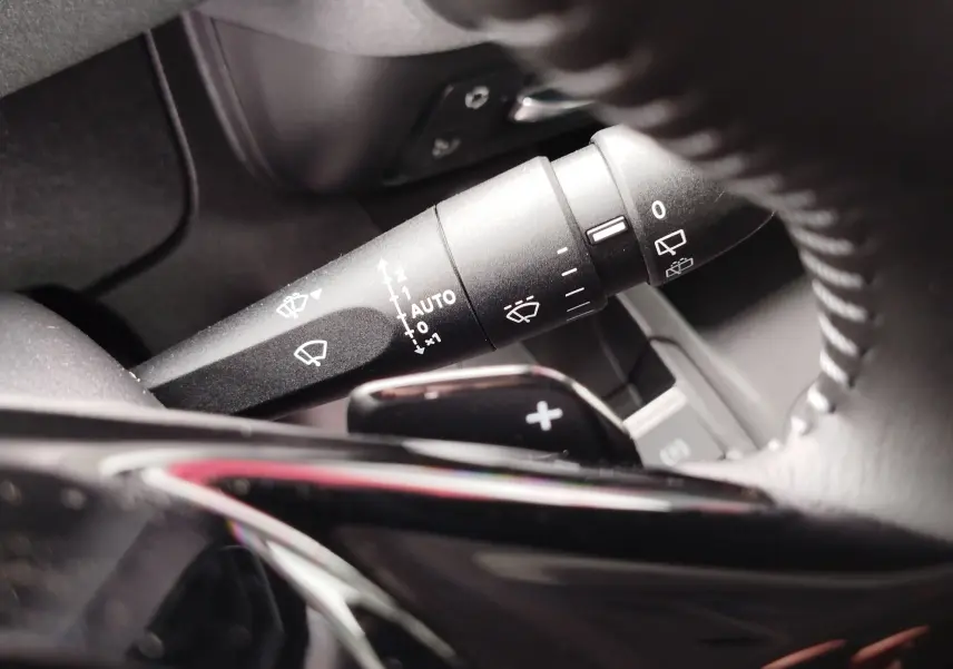 Gros plan sur la manette de commande des essuie-glaces du Peugeot Rifter 2026, finition noire intérieure.