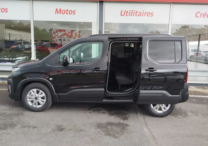 Peugeot Rifter noir Perla Nera, vue de profil gauche avec porte coulissante arrière ouverte montrant l'intérieur.