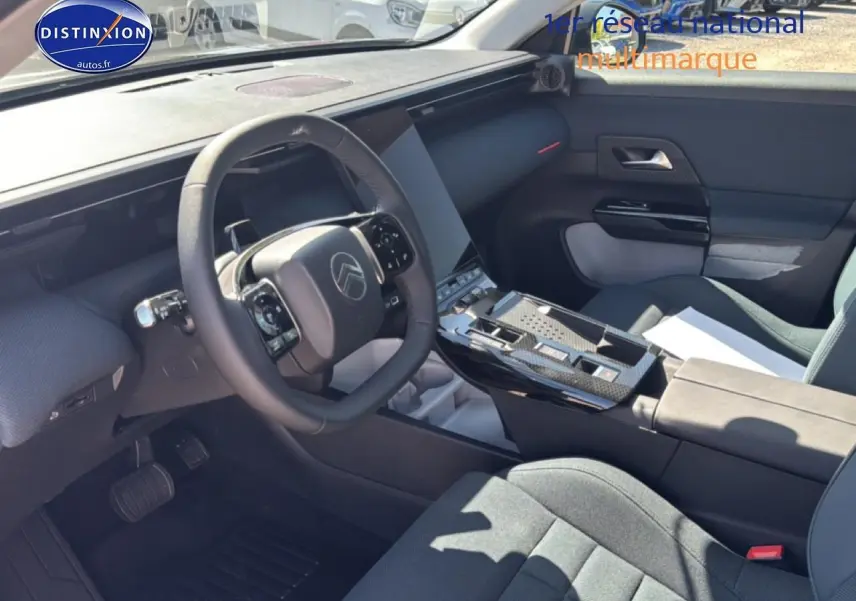 Intérieur avant du Citroën C5 Aircross 2026, vue côté conducteur, tableau de bord moderne avec écran tactile vertical.