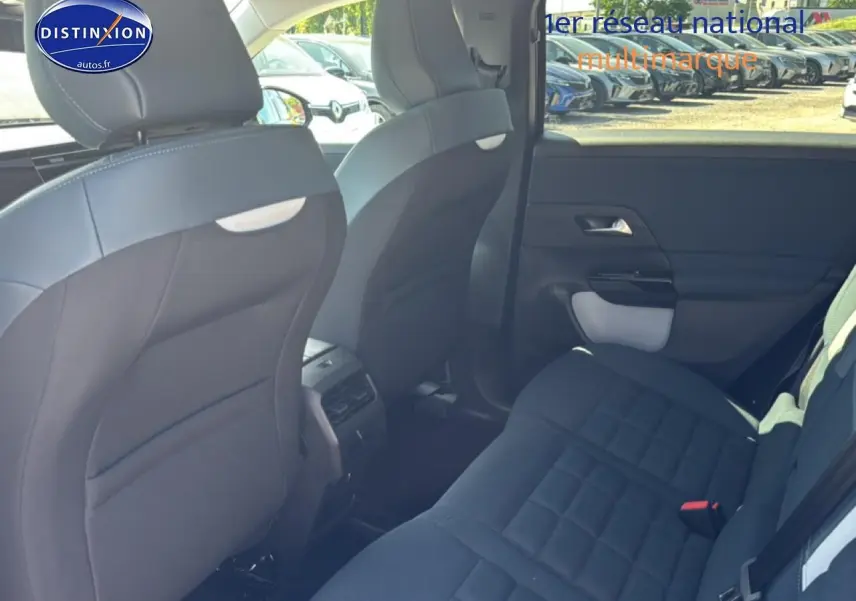 Vue intérieure arrière droite du Citroën C5 Aircross gris platinium, montrant la banquette et les dossiers de sièges noirs.