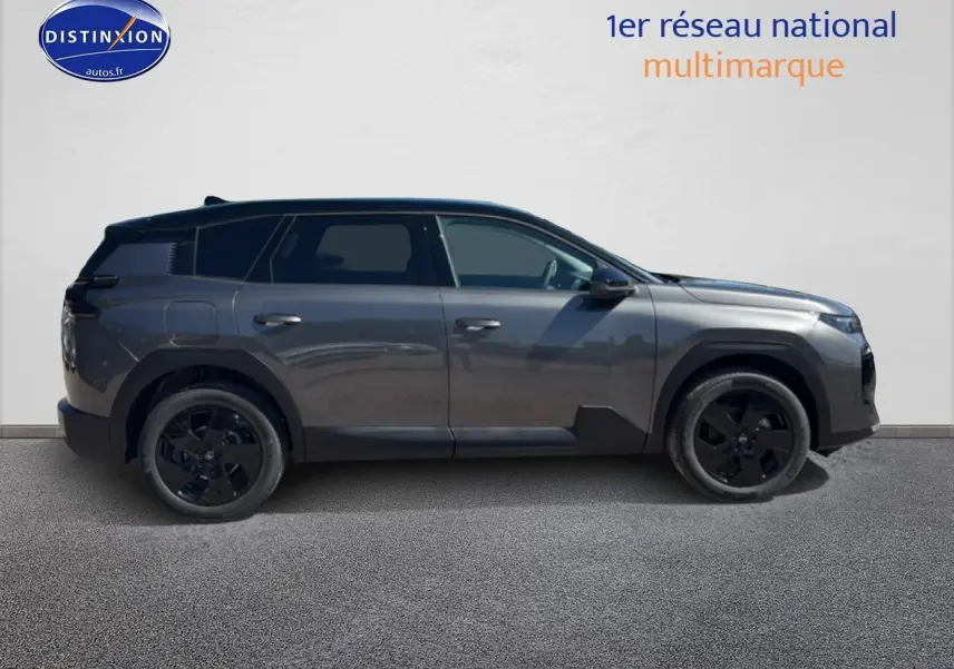Profil droit du Citroën C5 Aircross gris platinium avec toit noir et jantes alliage noires.