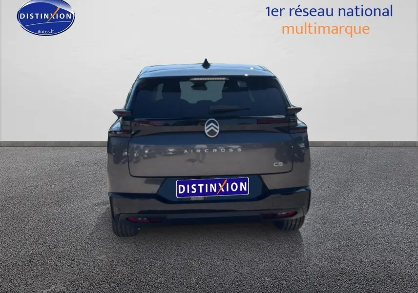 Vue arrière d'un Citroën C5 Aircross gris platinium avec toit noir, feux LED et logo centré sur hayon.
