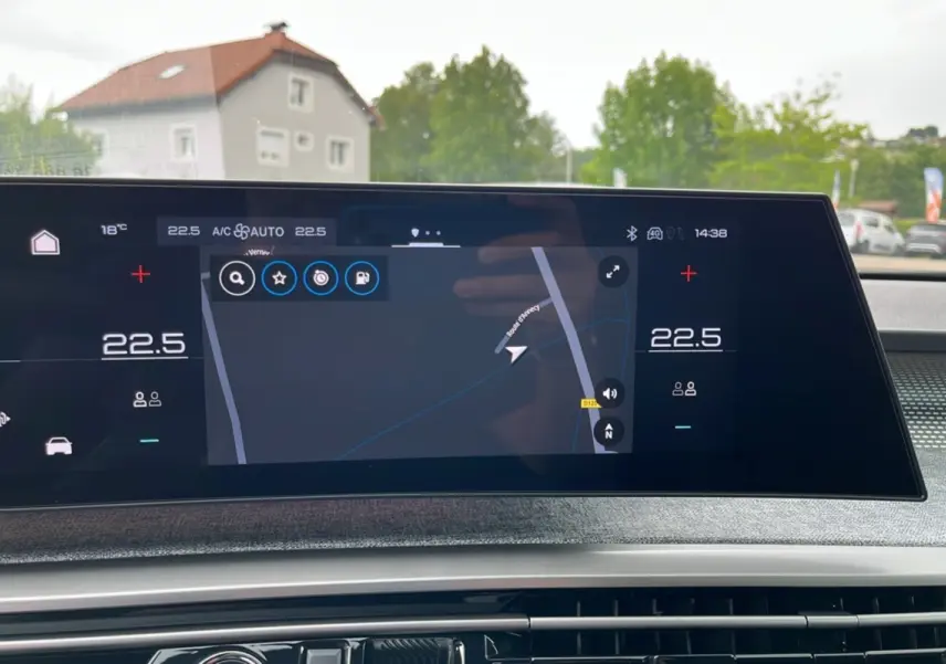 Écran central tactile du tableau de bord du Peugeot 5008 Hybrid 2025 affichant la navigation et la climatisation à 22,5°C.